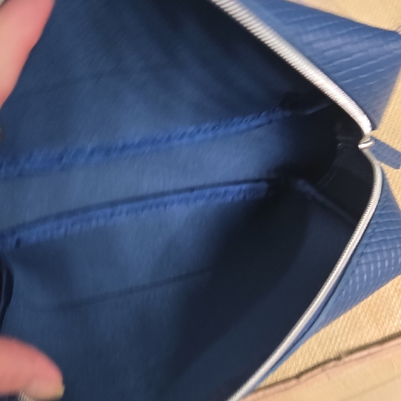 GUESS Navy Textured Toiletry Bag NWOT - Picture 4 of 8